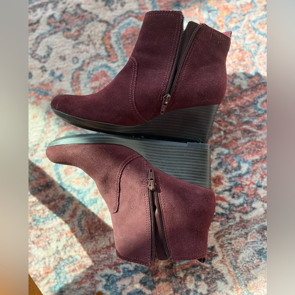 Clarks Maroon Ankle Wedge Suede Booties Zip Up Sides Like New
